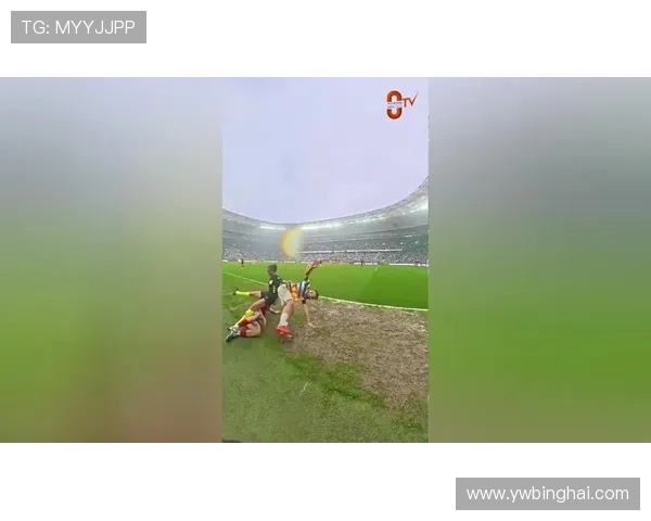 土耳其女边裁被铲倒伤情严重 土耳其女边裁被铲倒伤情严重